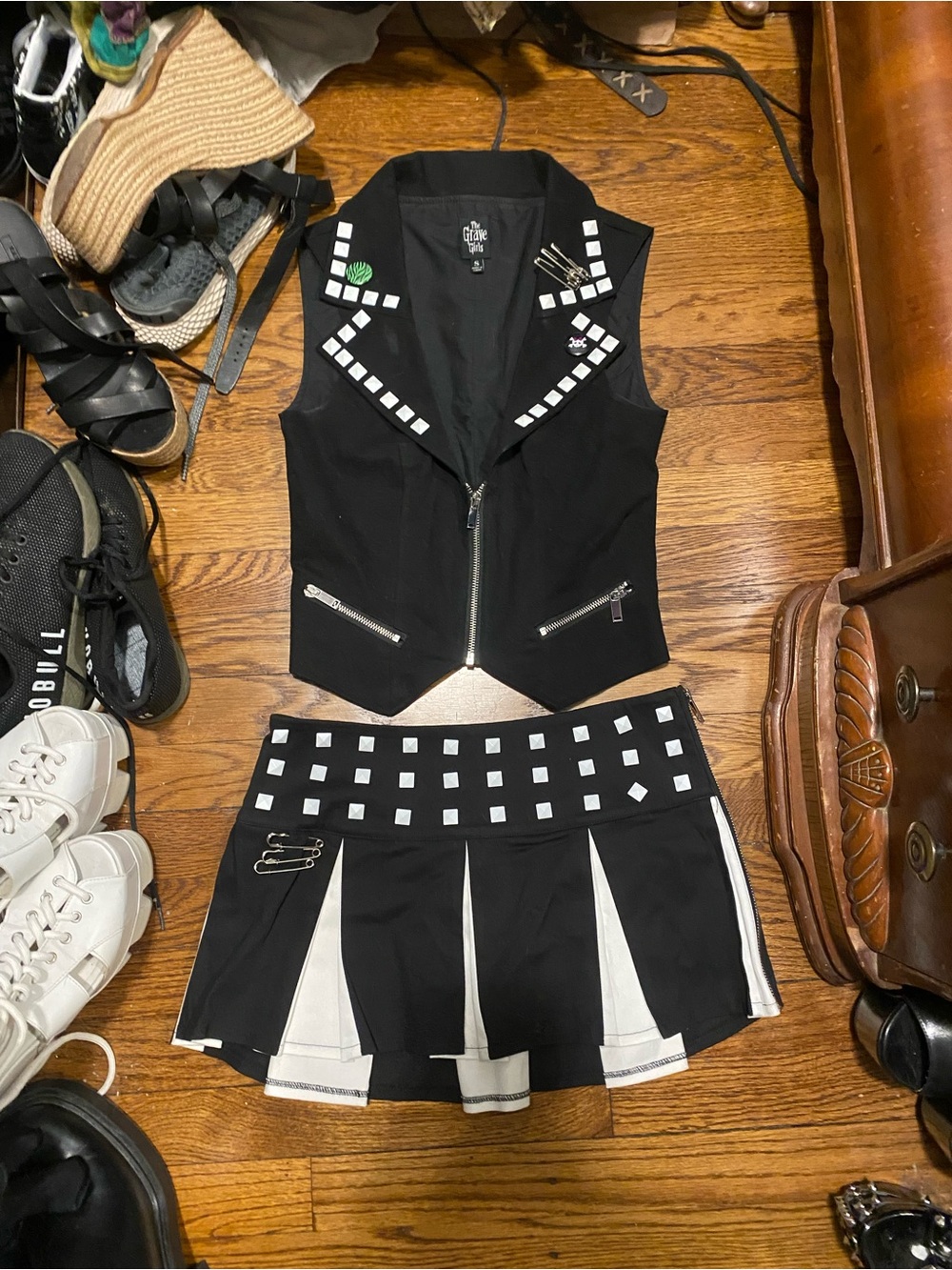 The grave girls set
